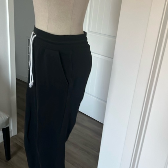 Wild fable black with white drawstring and 2 front side pockets sweatpants - Picture 3 of 8